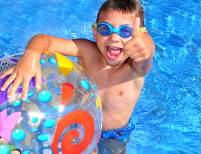 Kinderschwimmkurs Anmeldeformular Kind im Wasser fröhlich